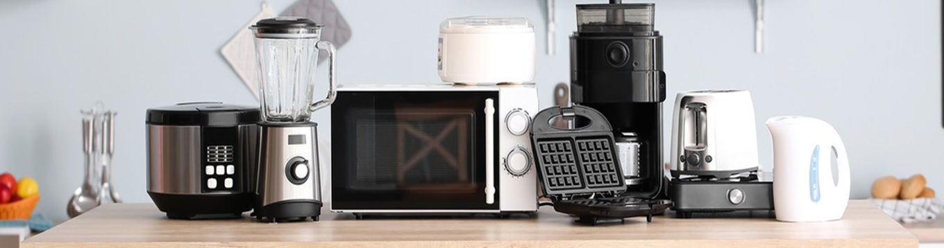 Vários eletrodomésticos modernos organizados em uma bancada, representando o universo de produtos avaliados pelo EletroPremium