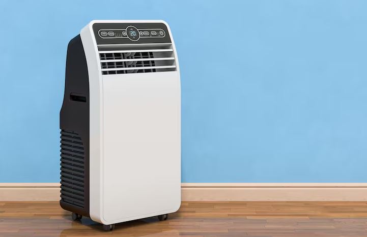 pessoa ajustando a vazão de um climatizador em um quarto ventilado, com o aparelho ao lado da cama durante uma noite quente