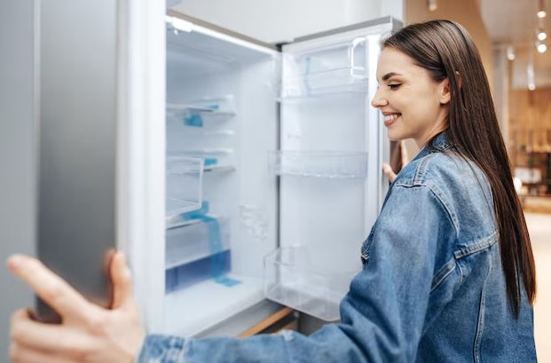 Melhor Geladeira frost free em cozinha moderna, com portas abertas mostrando prateleiras organizadas com alimentos e bebidas.