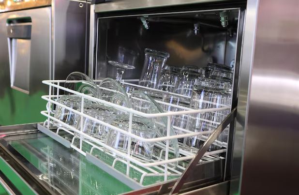 Melhor Lava Louças Cozinha moderna com lava louças de embutir e de bancada lado a lado, com louças organizadas nas gavetas internas