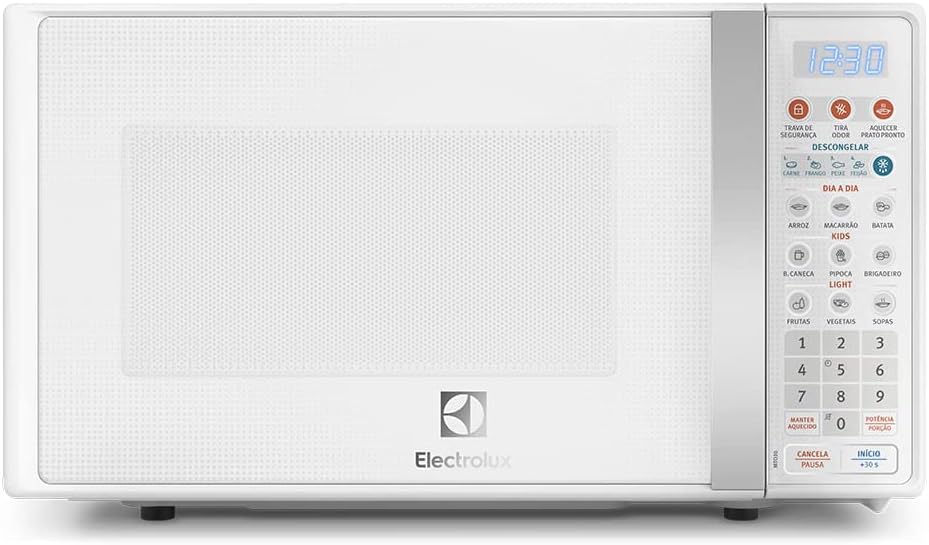 Micro-ondas Electrolux MTO30 branco 20 litros em bancada de cozinha compacta