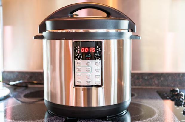 Melhores panelas de pressão elétricas modernas lado a lado em uma bancada de cozinha