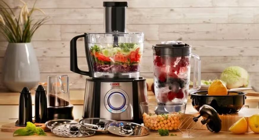 Melhor Processador de alimentos com tigela transparente em bancada de cozinha, picando legumes coloridos ao lado de outros ingredientes