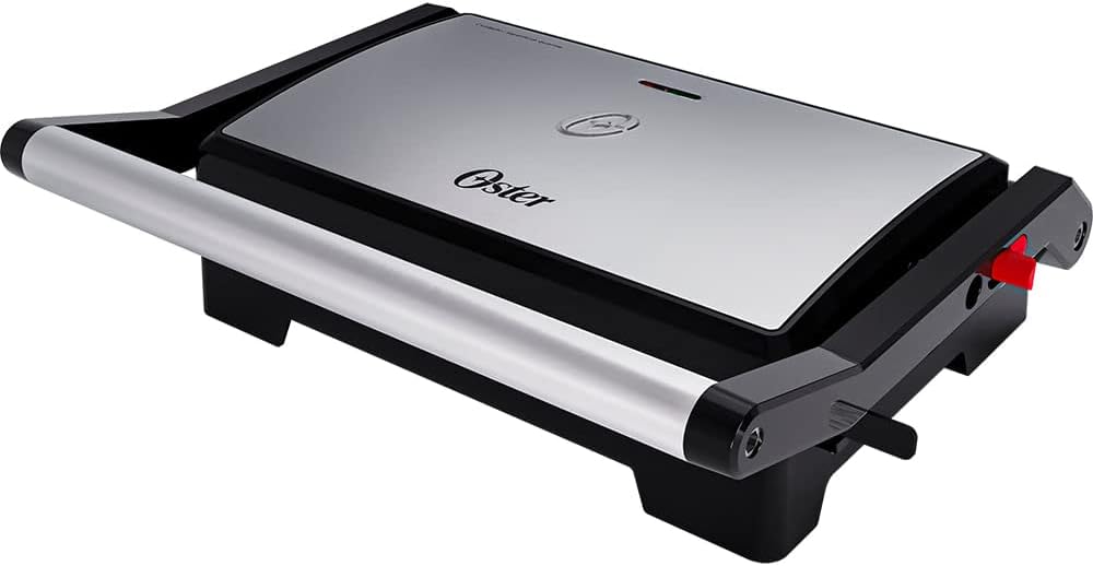 Sanduicheira Oster Mini Grill OGRL23 aberta com chapas lisa e ondulada